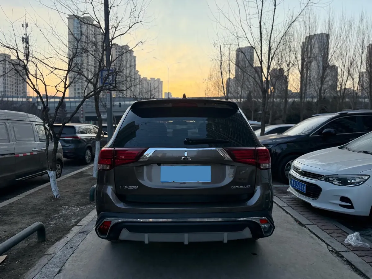 2017 Mitsubishi Outlander 2.0L 166HP L4 CVT,autocango,china used car exporter,china ev exporter,chinese used car exporter,chinese used ev exporter