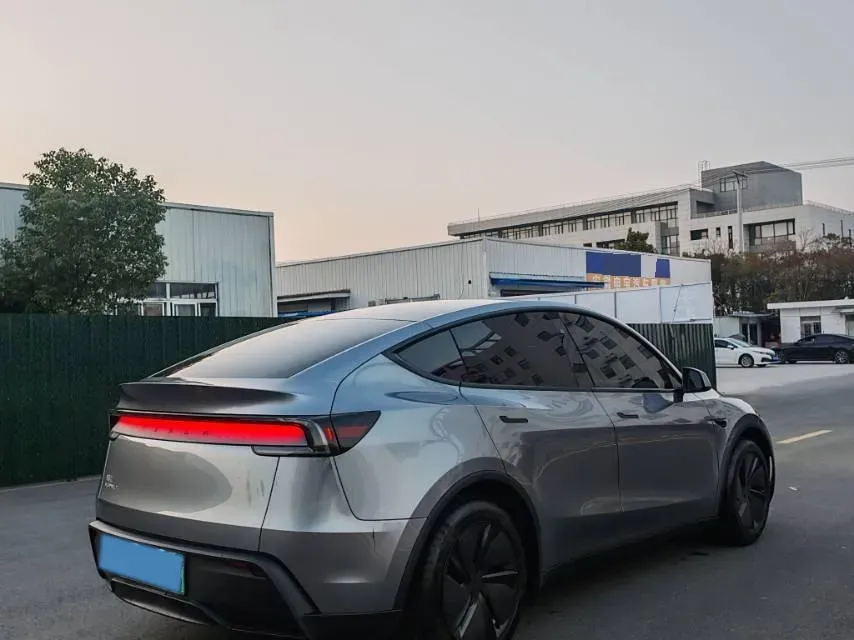 2025 Tesla Model Y BEV 62.5KWH,autocango,china used car exporter,china ev exporter,chinese used car exporter,chinese used ev exporter