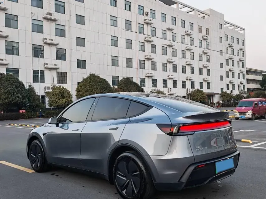 2025 Tesla Model Y BEV 62.5KWH,autocango,china used car exporter,china ev exporter,chinese used car exporter,chinese used ev exporter