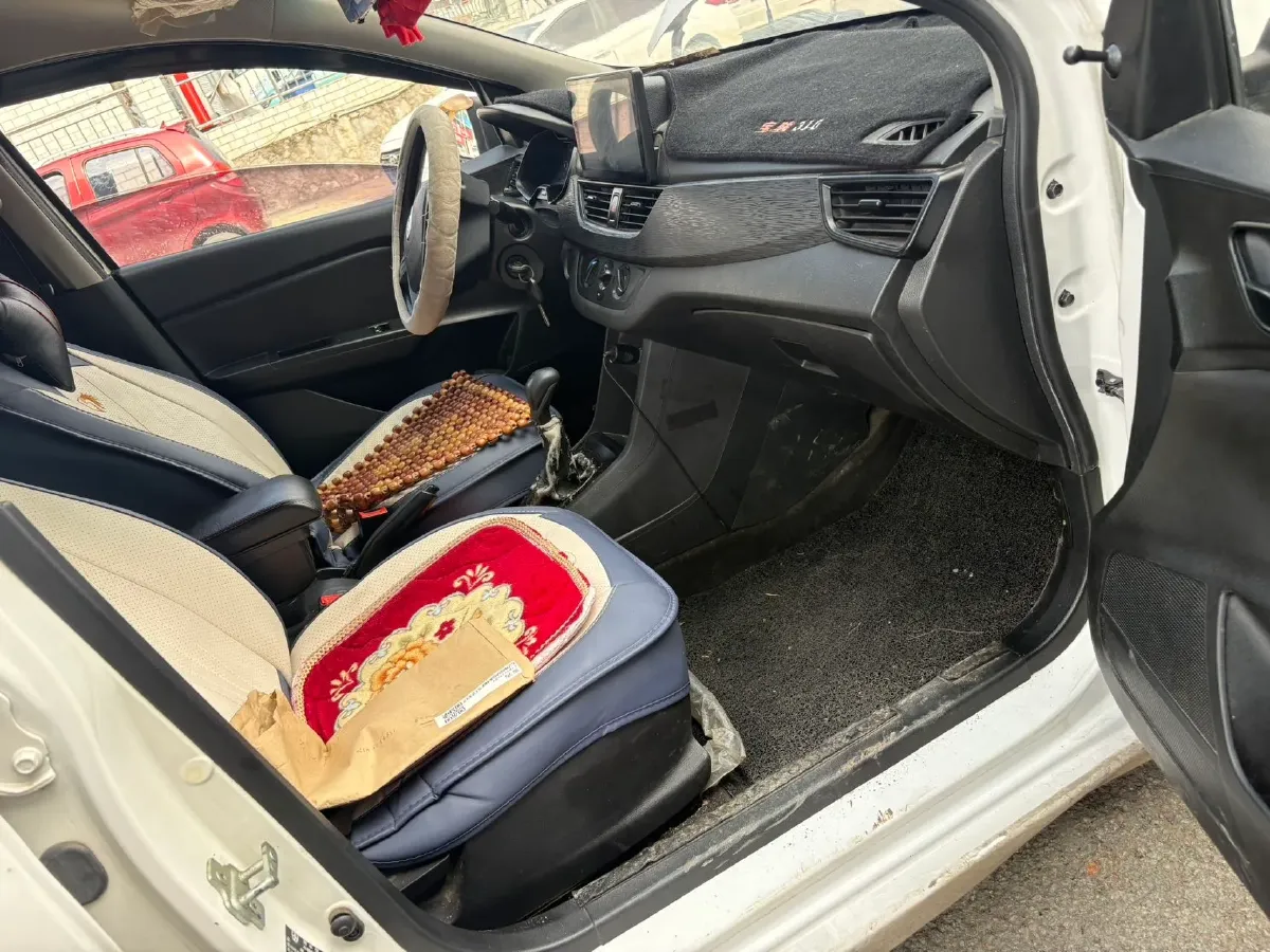 2016 BaoJun 310 1.2L 82HP L4 5MT,autocango,china used car exporter,china ev exporter,chinese used car exporter,chinese used ev exporter