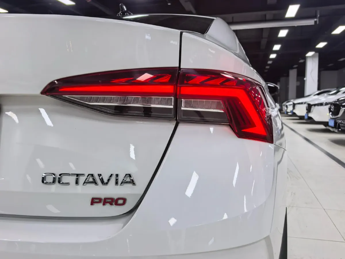 2022 Skoda Octavia 1.4T 150HP L4 7DCT,autocango,china used car exporter,china ev exporter,chinese used car exporter,chinese used ev exporter