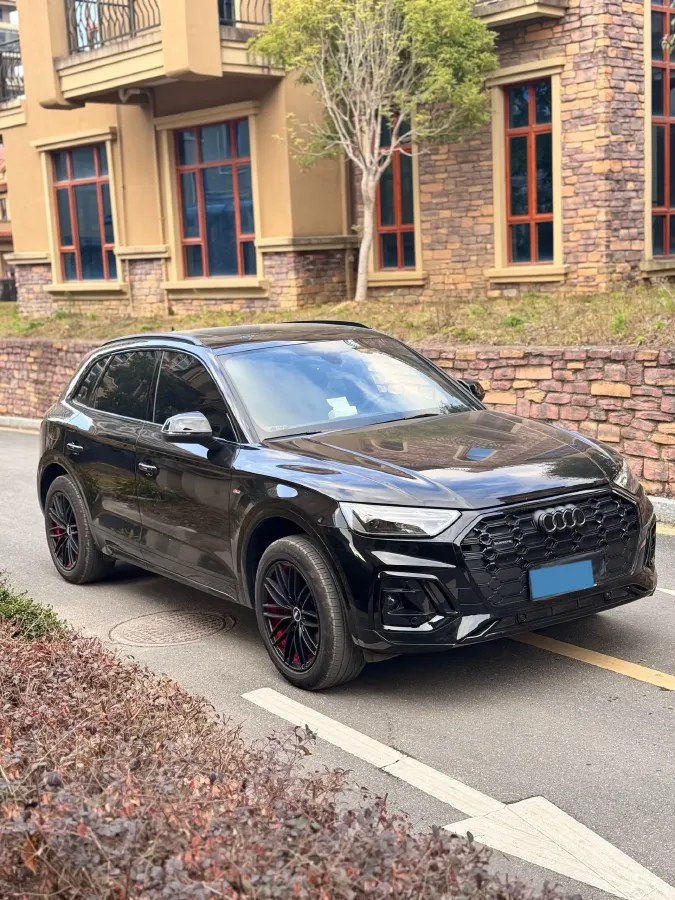 2025 Audi Q5L 2.0T 190HP L4 7DCT,autocango,china used car exporter,china ev exporter,chinese used car exporter,chinese used ev exporter