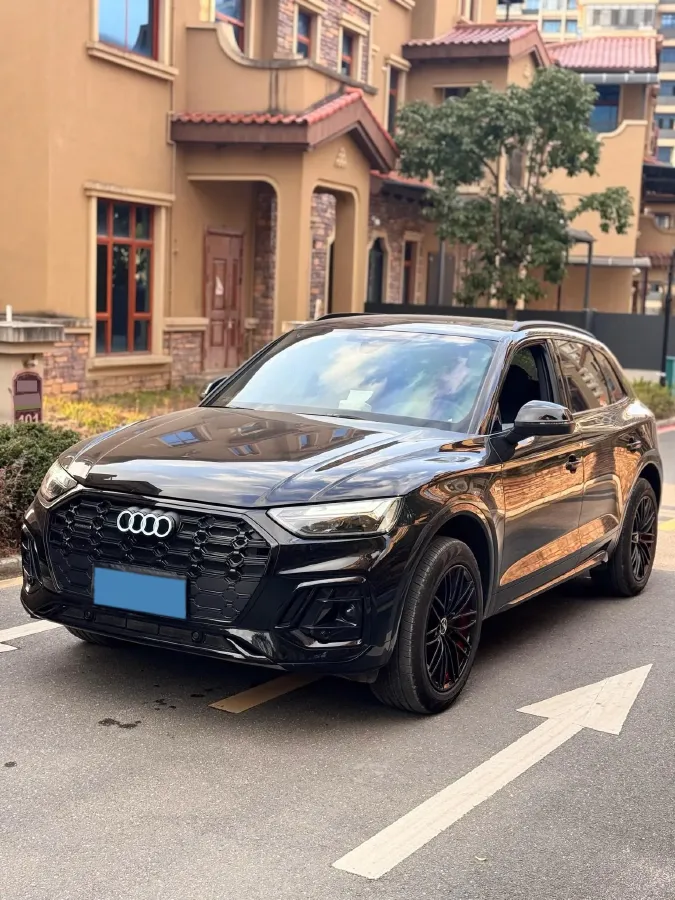 2025 Audi Q5L 2.0T 190HP L4 7DCT,autocango,china used car exporter,china ev exporter,chinese used car exporter,chinese used ev exporter