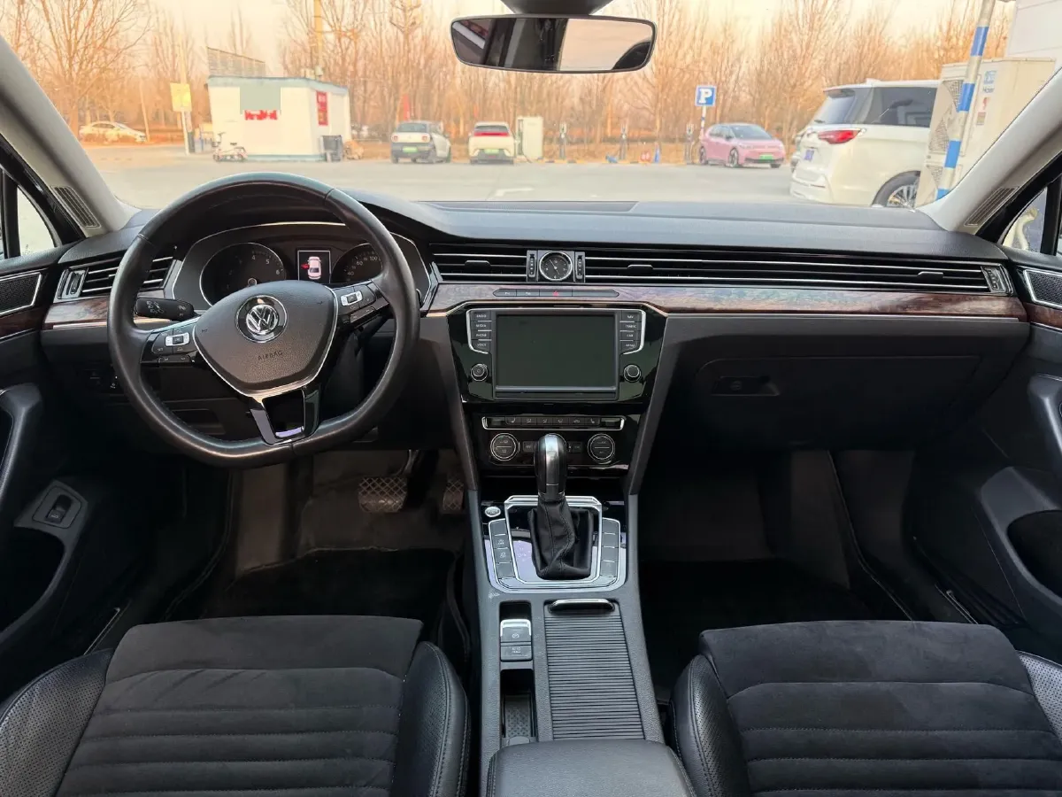 2017 Volkswagen Magotan 1.8T 180HP L4 7DCT,autocango,china used car exporter,china ev exporter,chinese used car exporter,chinese used ev exporter