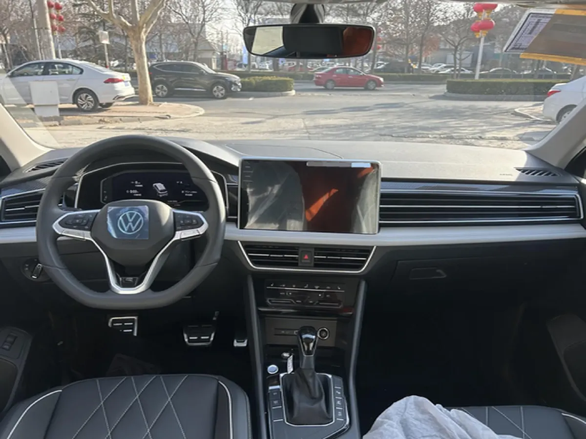 2025 Volkswagen Tiguan L 2.0T 186HP L4 7DCT,autocango,china used car exporter,china ev exporter,chinese used car exporter,chinese used ev exporter