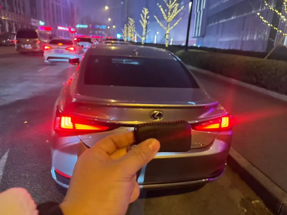 2020 Lexus ES 2.5L 178HP L4 E-CVT Hybrid,autocango,china used car exporter,china ev exporter,chinese used car exporter,chinese used ev exporter