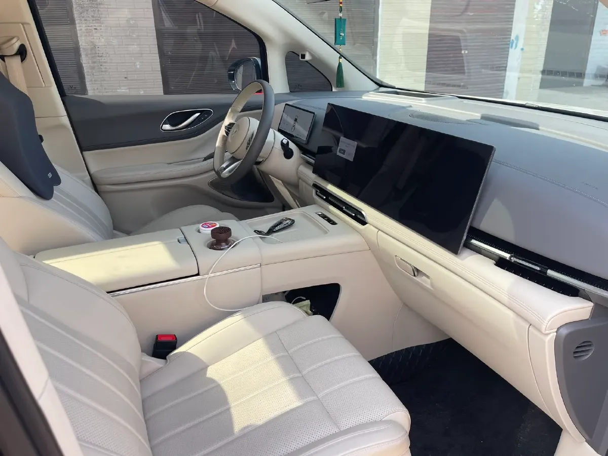 2025 Voyah Dream 1.5T 150HP L4 PHEV 41.7KWH,autocango,china used car exporter,china ev exporter,chinese used car exporter,chinese used ev exporter