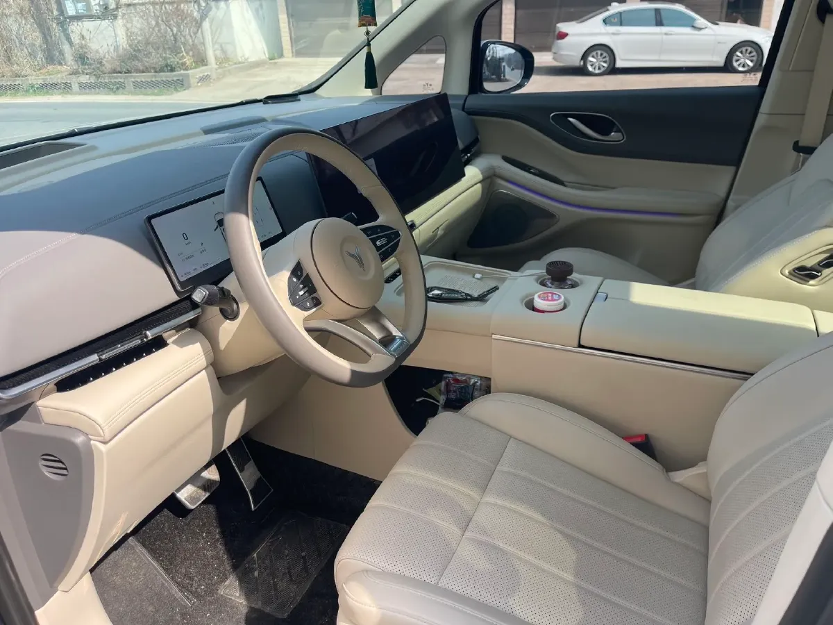 2025 Voyah Dream 1.5T 150HP L4 PHEV 41.7KWH,autocango,china used car exporter,china ev exporter,chinese used car exporter,chinese used ev exporter