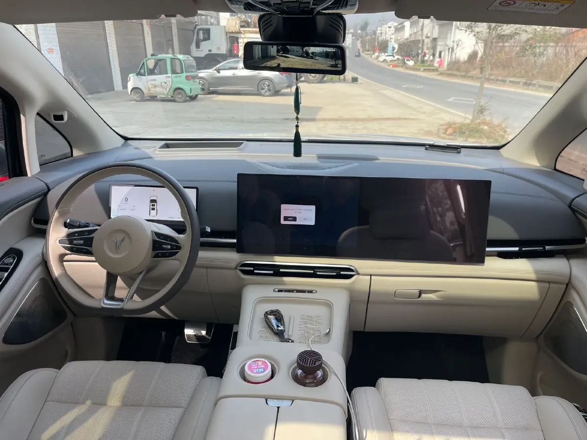 2025 Voyah Dream 1.5T 150HP L4 PHEV 41.7KWH,autocango,china used car exporter,china ev exporter,chinese used car exporter,chinese used ev exporter