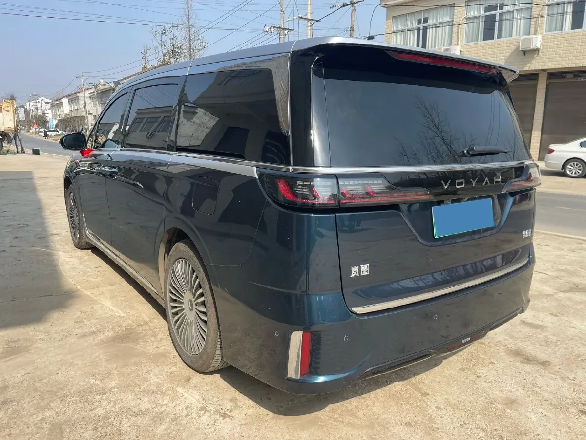 2025 Voyah Dream 1.5T 150HP L4 PHEV 41.7KWH,autocango,china used car exporter,china ev exporter,chinese used car exporter,chinese used ev exporter