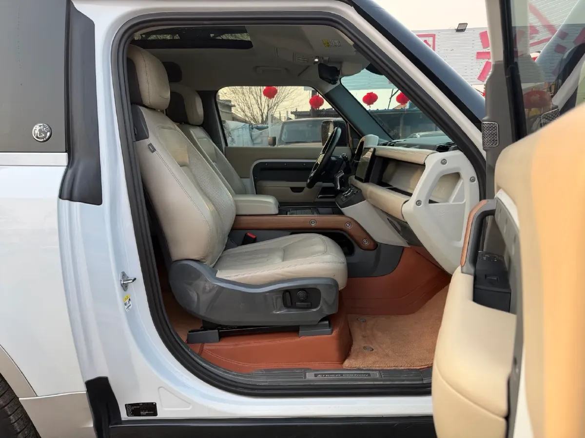 2022 Land Rover Defender 2.0T 300HP L4 8AT,autocango,china used car exporter,china ev exporter,chinese used car exporter,chinese used ev exporter