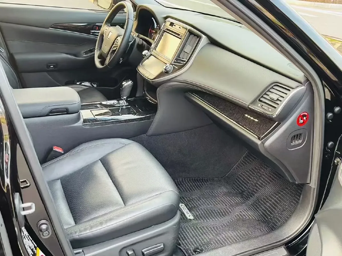 2017 Toyota Crown 2.0T 235HP L4 8AT,autocango,china used car exporter,china ev exporter,chinese used car exporter,chinese used ev exporter