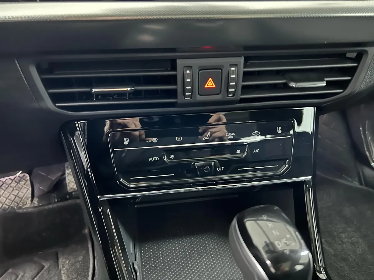 2025 Volkswagen Passat 2.0T 186HP L4 7DCT,autocango,china used car exporter,china ev exporter,chinese used car exporter,chinese used ev exporter