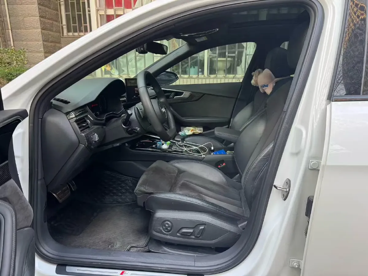 2023 Audi A4L 2.0T 245HP L4 7DCT,autocango,china used car exporter,china ev exporter,chinese used car exporter,chinese used ev exporter