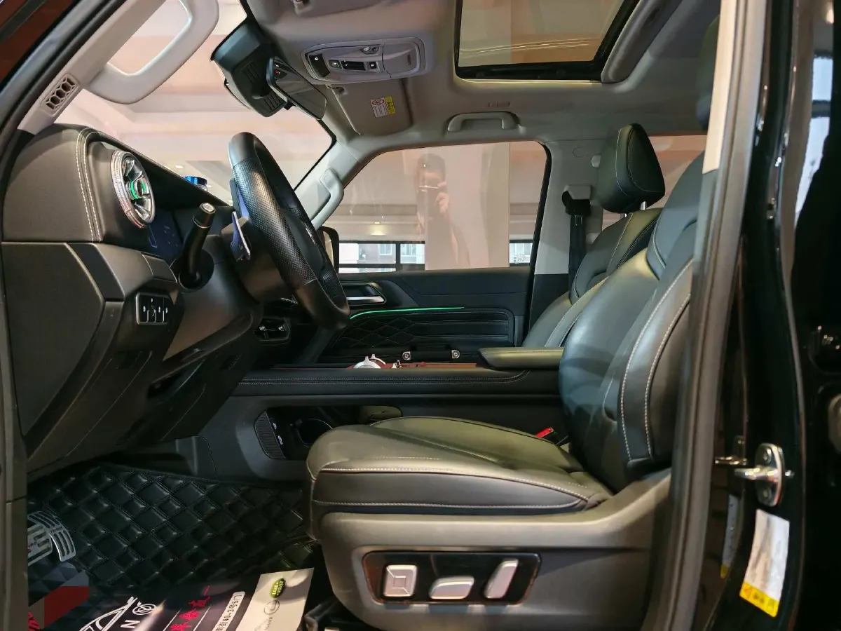 2025 Tank 300 2.0T 252HP L4 9AT PHEV,autocango,china used car exporter,china ev exporter,chinese used car exporter,chinese used ev exporter