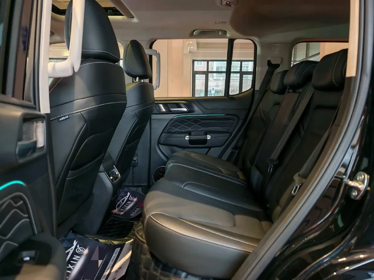 2025 Tank 300 2.0T 252HP L4 9AT PHEV,autocango,china used car exporter,china ev exporter,chinese used car exporter,chinese used ev exporter