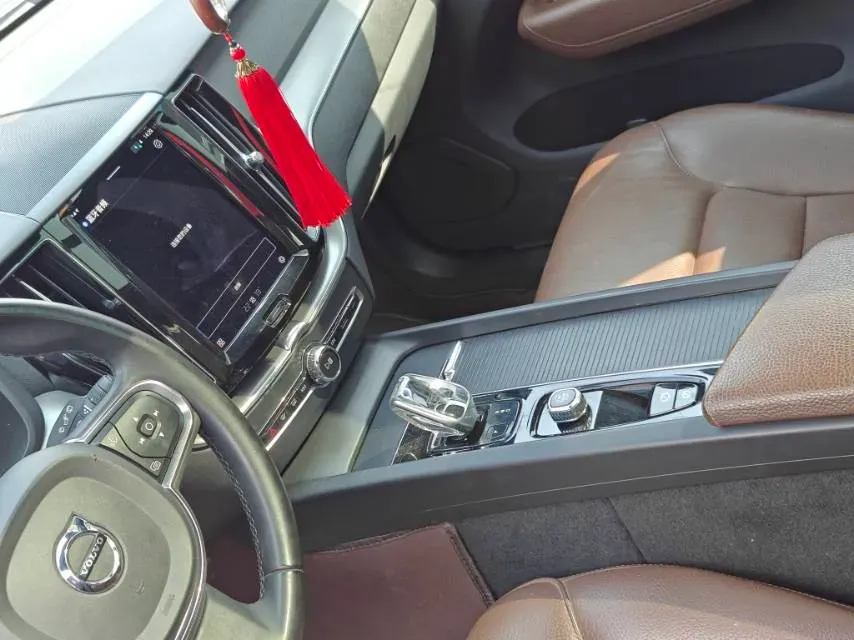 2022 Volvo XC60 2.0T 250HP L4 8AT,autocango,china used car exporter,china ev exporter,chinese used car exporter,chinese used ev exporter