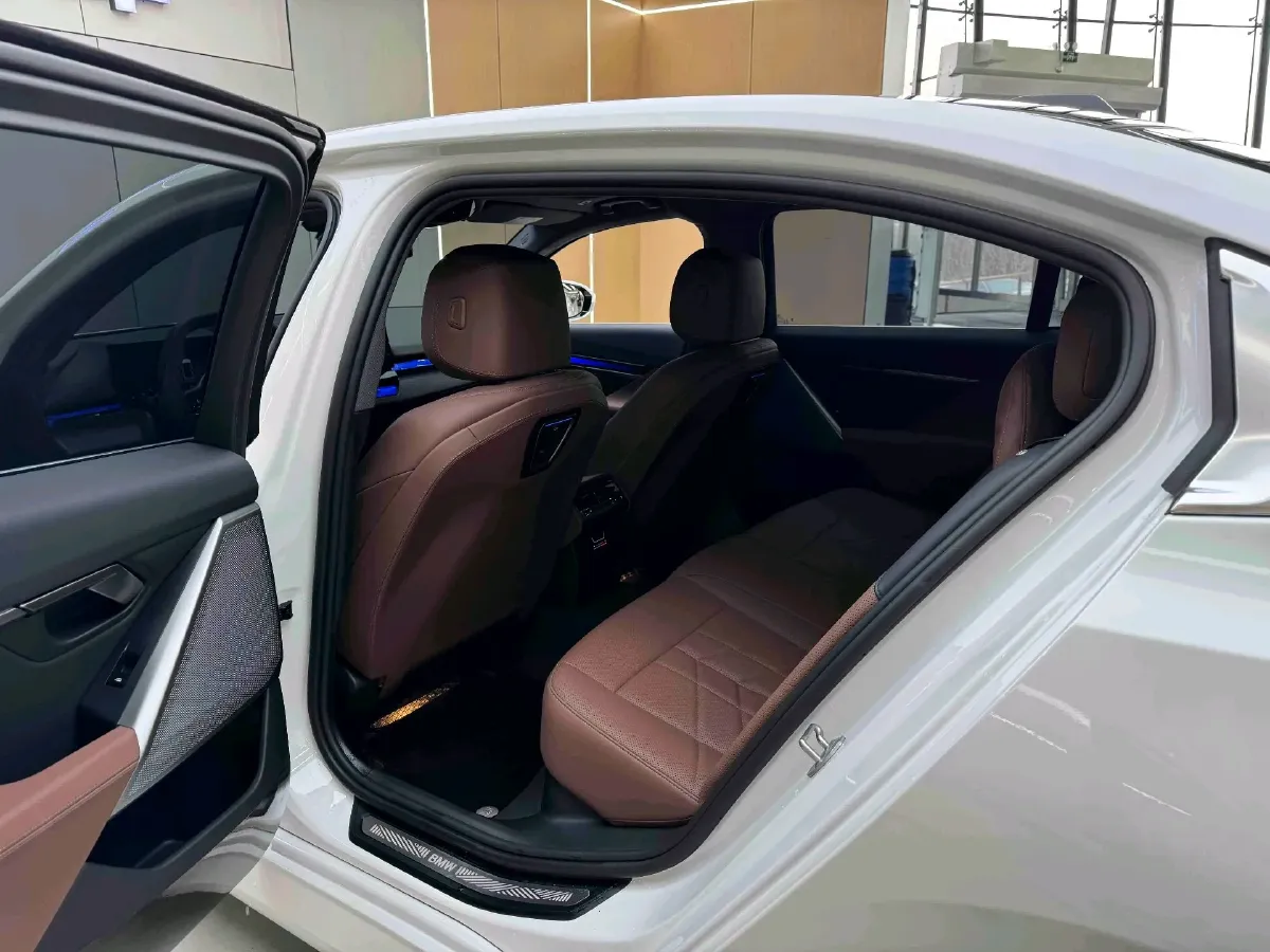 2025 BMW 5 Series 2.0T 190HP L4 8AT,autocango,china used car exporter,china ev exporter,chinese used car exporter,chinese used ev exporter