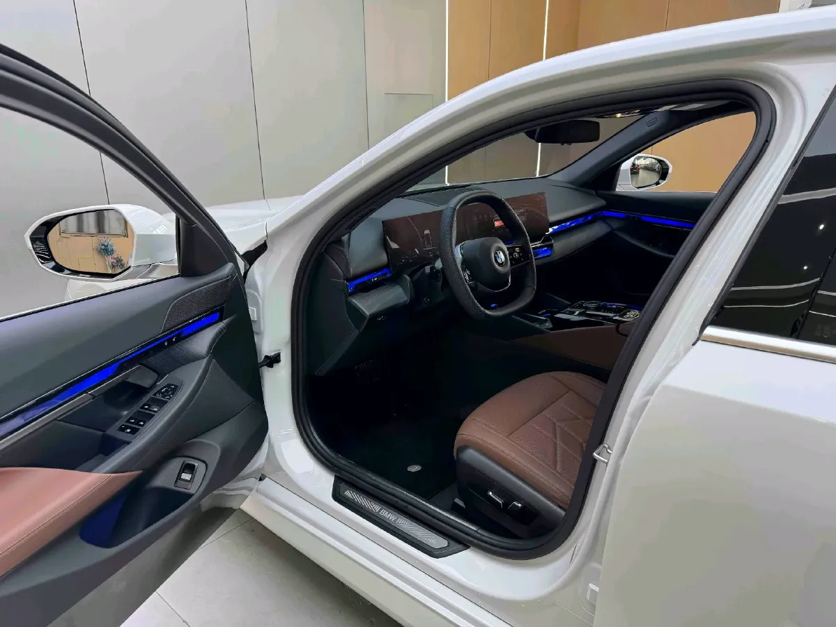 2025 BMW 5 Series 2.0T 190HP L4 8AT,autocango,china used car exporter,china ev exporter,chinese used car exporter,chinese used ev exporter