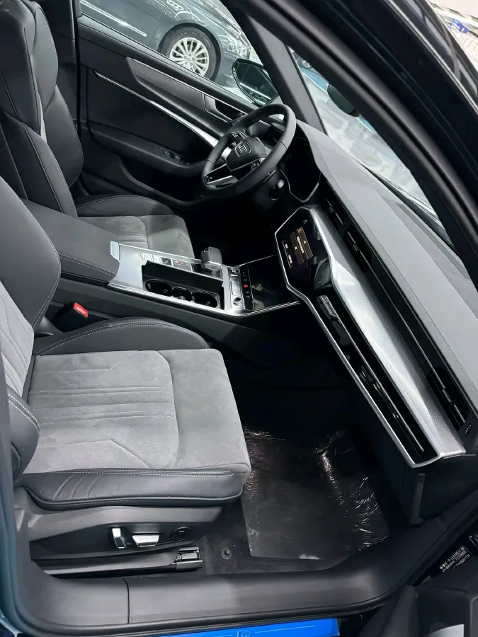 2024 Audi A6L 2.0T 245HP L4 7DCT,autocango,china used car exporter,china ev exporter,chinese used car exporter,chinese used ev exporter