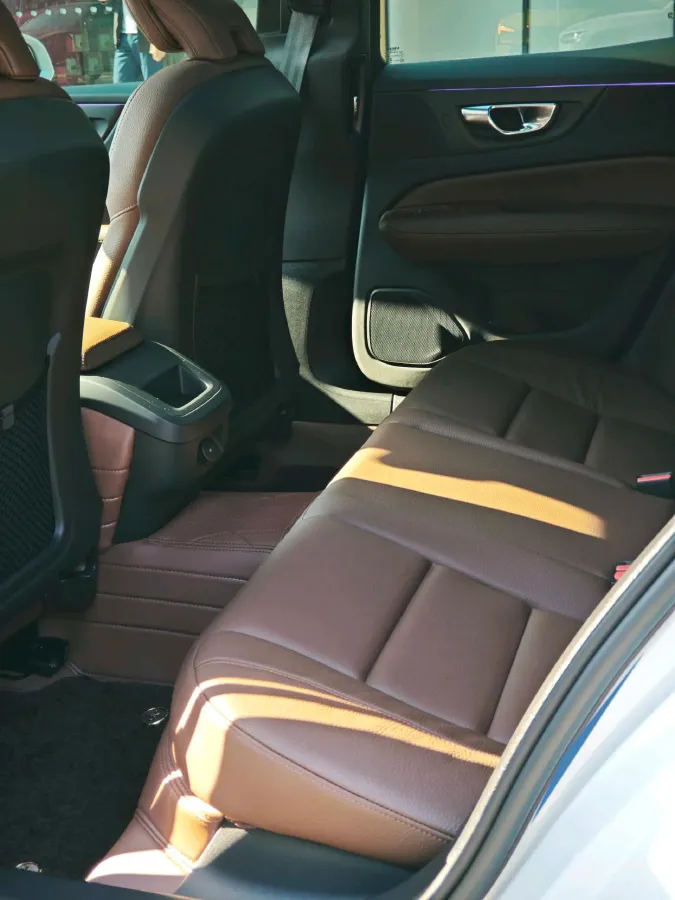 2025 Volvo S60 2.0T 197HP L4 7DCT,autocango,china used car exporter,china ev exporter,chinese used car exporter,chinese used ev exporter