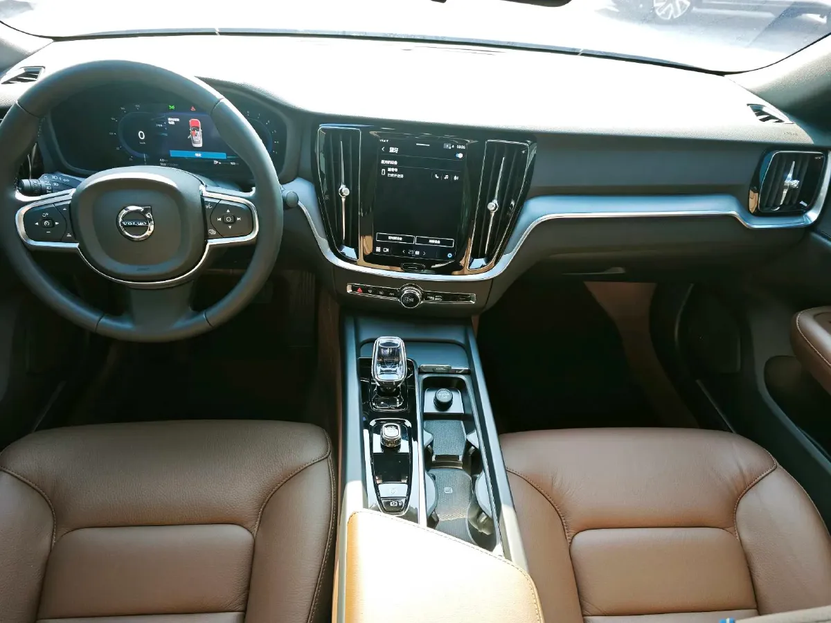 2025 Volvo S60 2.0T 197HP L4 7DCT,autocango,china used car exporter,china ev exporter,chinese used car exporter,chinese used ev exporter