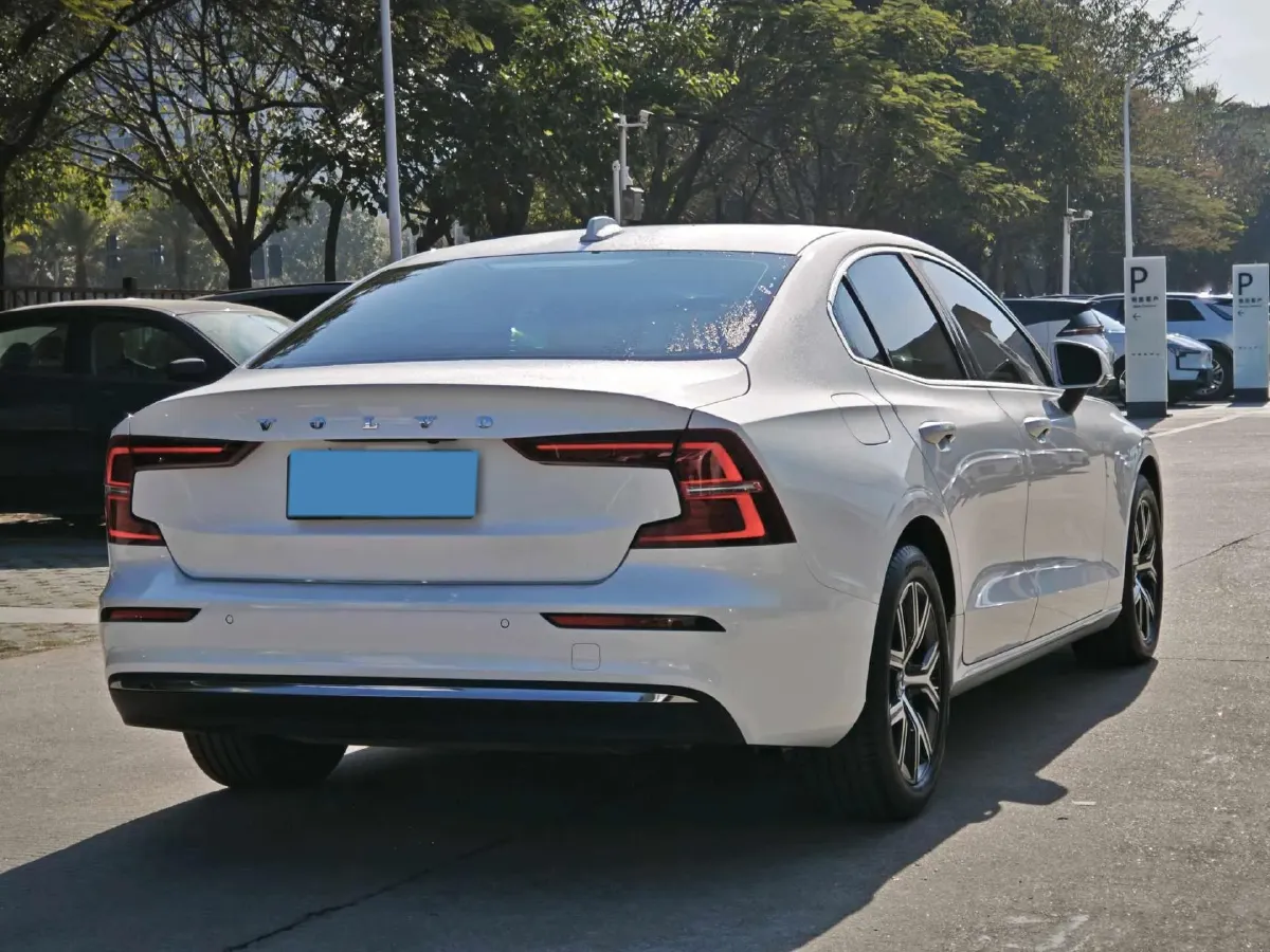 2025 Volvo S60 2.0T 197HP L4 7DCT,autocango,china used car exporter,china ev exporter,chinese used car exporter,chinese used ev exporter