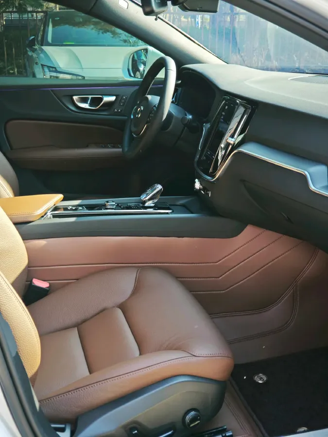 2025 Volvo S60 2.0T 197HP L4 7DCT,autocango,china used car exporter,china ev exporter,chinese used car exporter,chinese used ev exporter