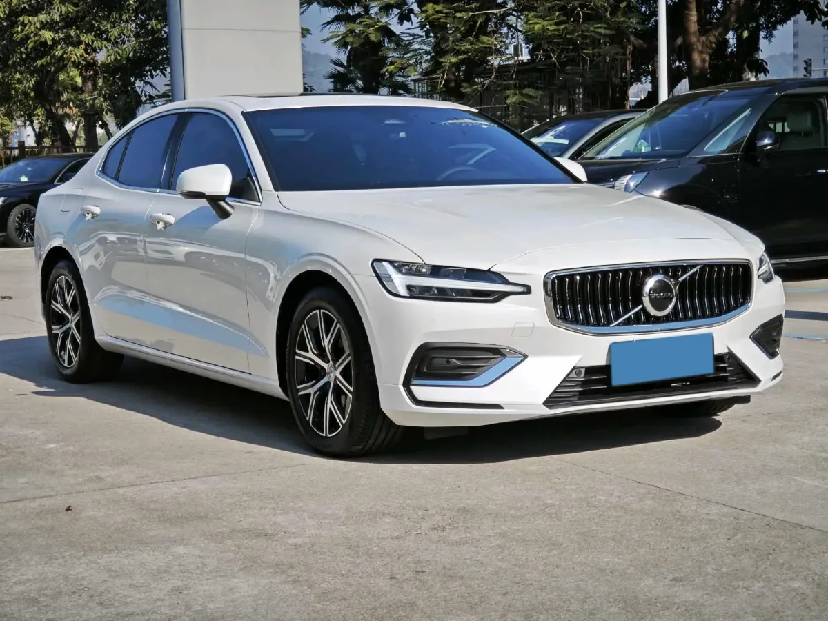 2025 Volvo S60 2.0T 197HP L4 7DCT,autocango,china used car exporter,china ev exporter,chinese used car exporter,chinese used ev exporter