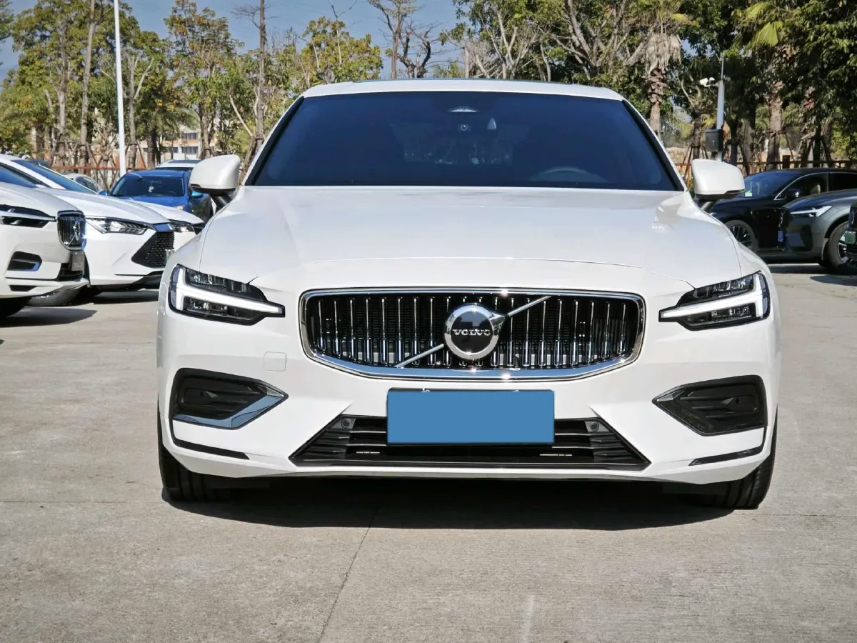 2025 Volvo S60 2.0T 197HP L4 7DCT,autocango,china used car exporter,china ev exporter,chinese used car exporter,chinese used ev exporter