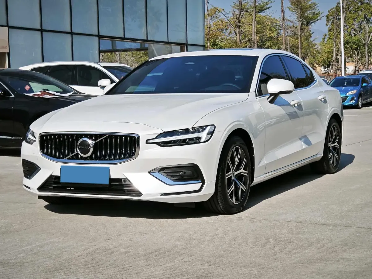 2025 Volvo S60 2.0T 197HP L4 7DCT,autocango,china used car exporter,china ev exporter,chinese used car exporter,chinese used ev exporter