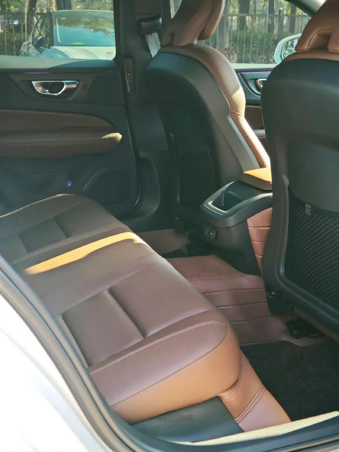 2025 Volvo S60 2.0T 197HP L4 7DCT,autocango,china used car exporter,china ev exporter,chinese used car exporter,chinese used ev exporter