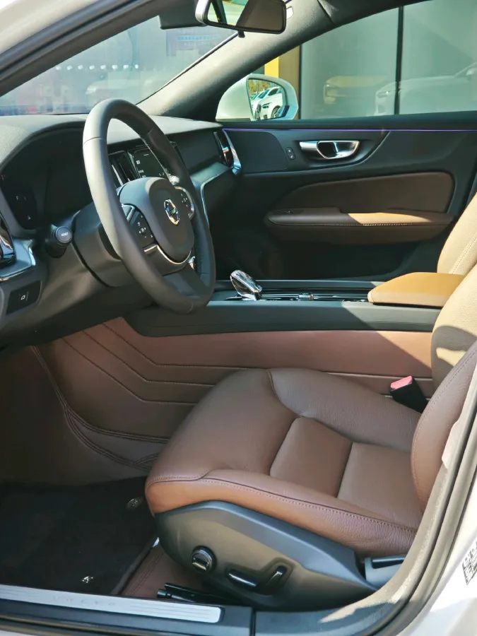 2025 Volvo S60 2.0T 197HP L4 7DCT,autocango,china used car exporter,china ev exporter,chinese used car exporter,chinese used ev exporter