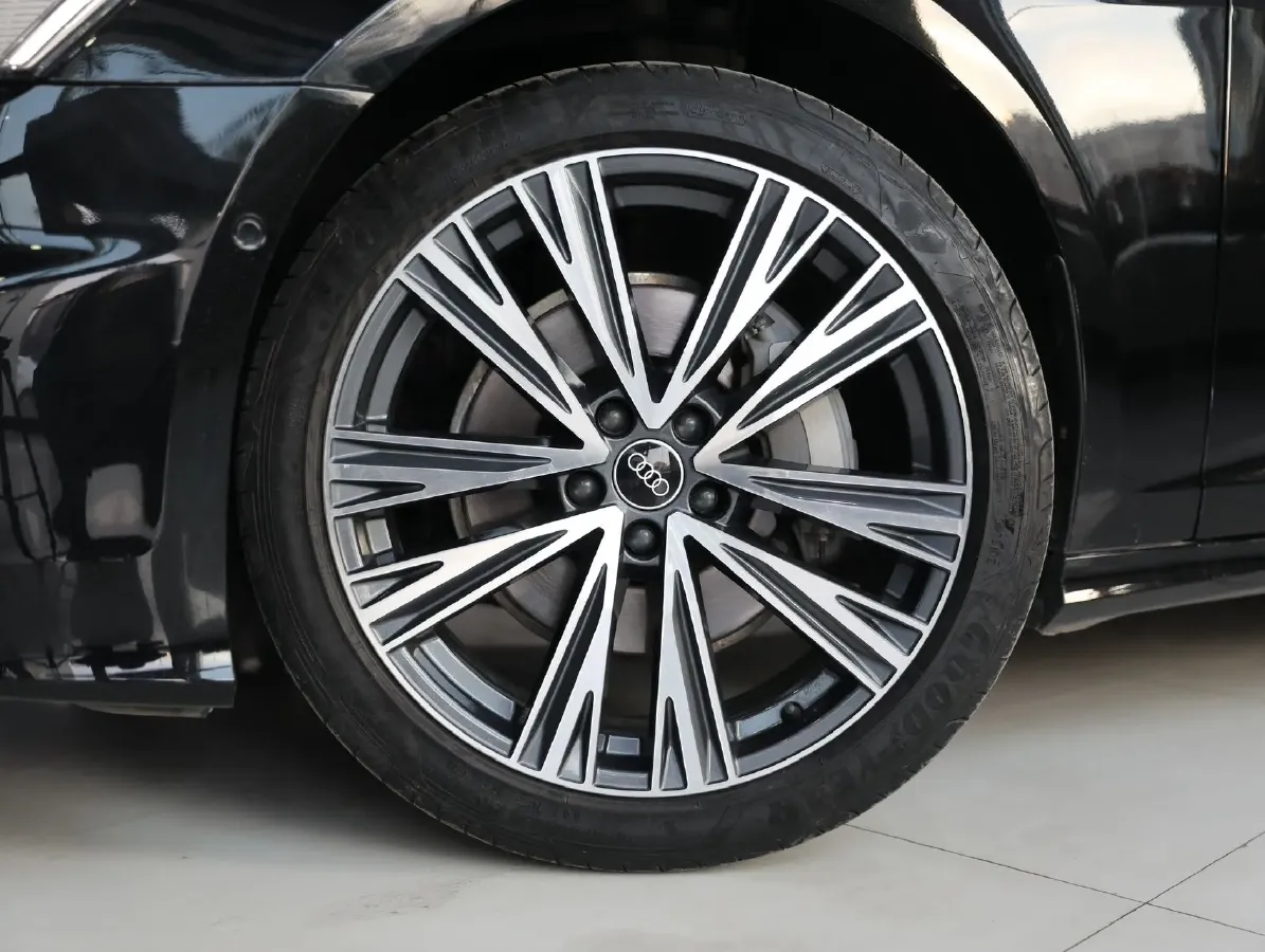 2023 Audi A6L 2.0T 245HP L4 7DCT,autocango,china used car exporter,china ev exporter,chinese used car exporter,chinese used ev exporter