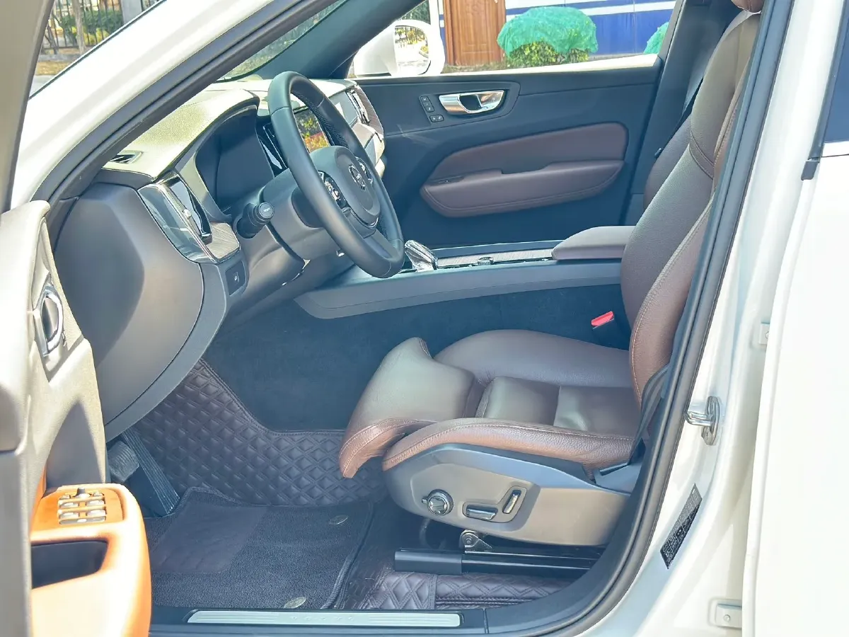 2023 Volvo XC60 2.0T 250HP L4 8AT,autocango,china used car exporter,china ev exporter,chinese used car exporter,chinese used ev exporter