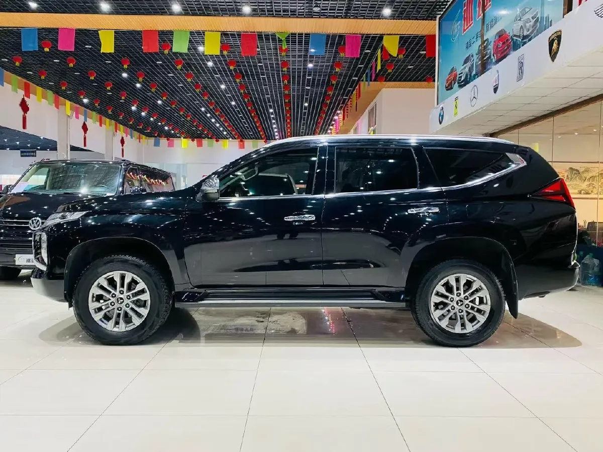 2020 Mitsubishi Pajero 3.0L 209HP V6 8AT,autocango,china used car exporter,china ev exporter,chinese used car exporter,chinese used ev exporter