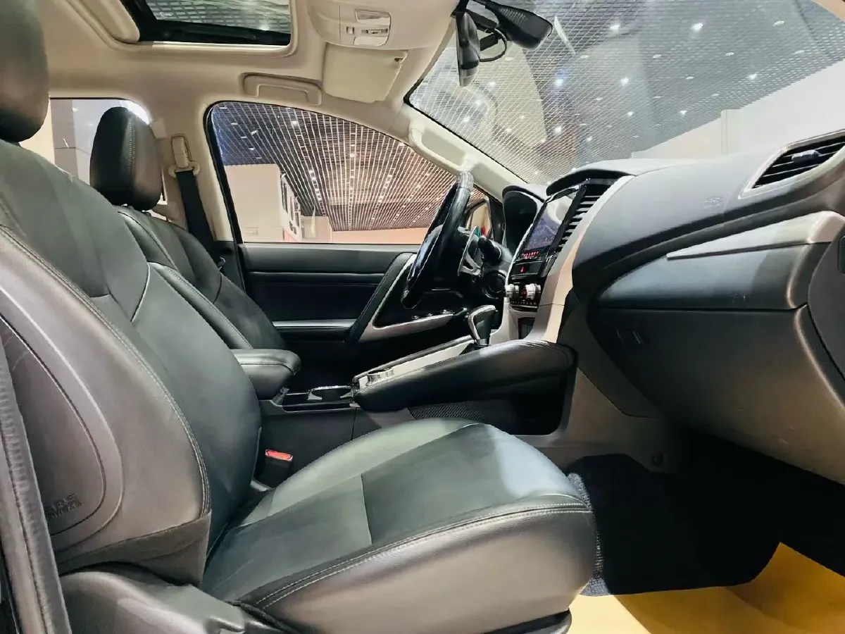 2020 Mitsubishi Pajero 3.0L 209HP V6 8AT,autocango,china used car exporter,china ev exporter,chinese used car exporter,chinese used ev exporter