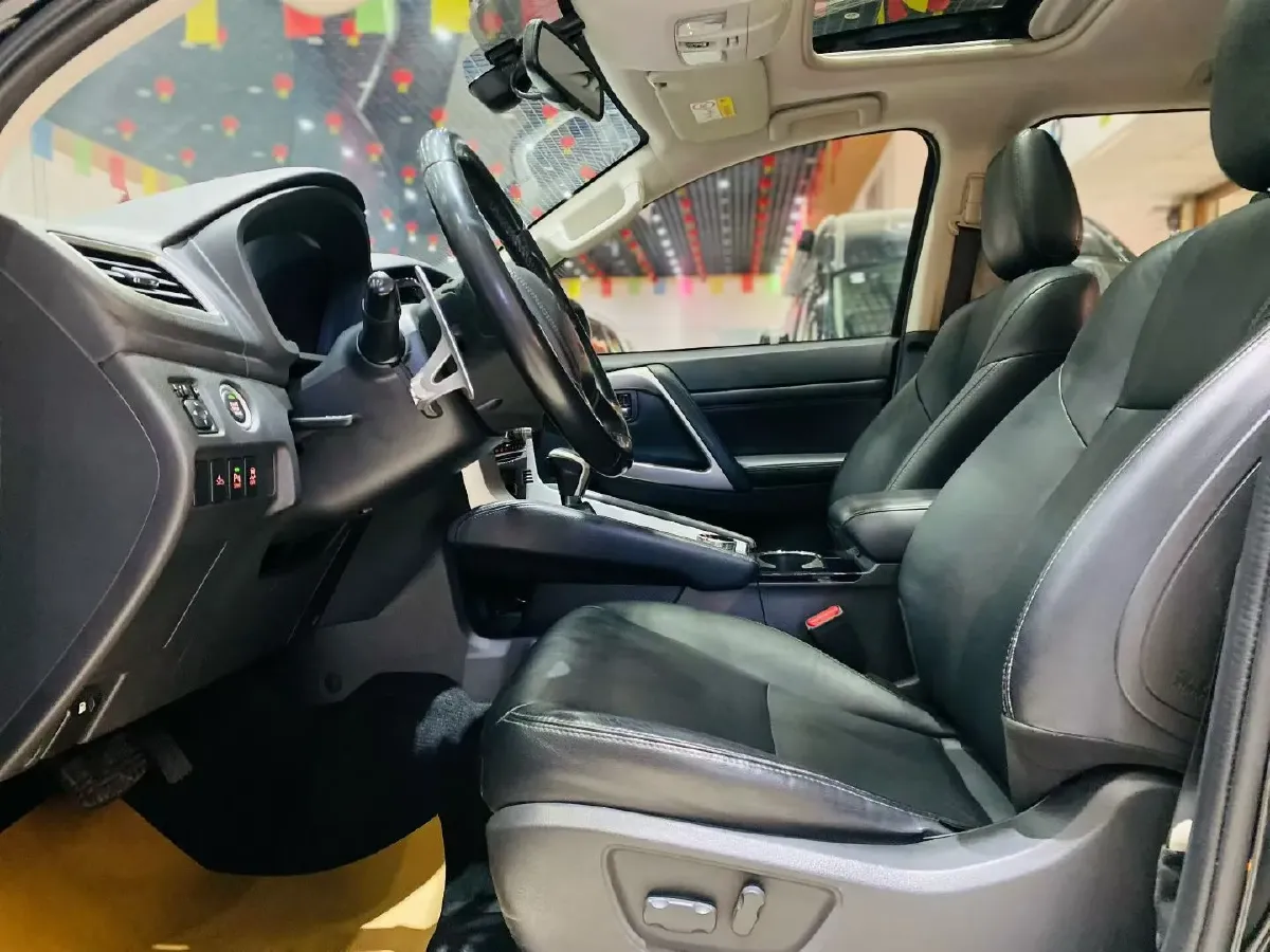 2020 Mitsubishi Pajero 3.0L 209HP V6 8AT,autocango,china used car exporter,china ev exporter,chinese used car exporter,chinese used ev exporter