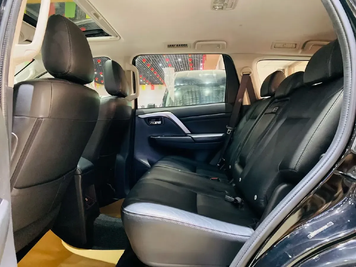 2020 Mitsubishi Pajero 3.0L 209HP V6 8AT,autocango,china used car exporter,china ev exporter,chinese used car exporter,chinese used ev exporter