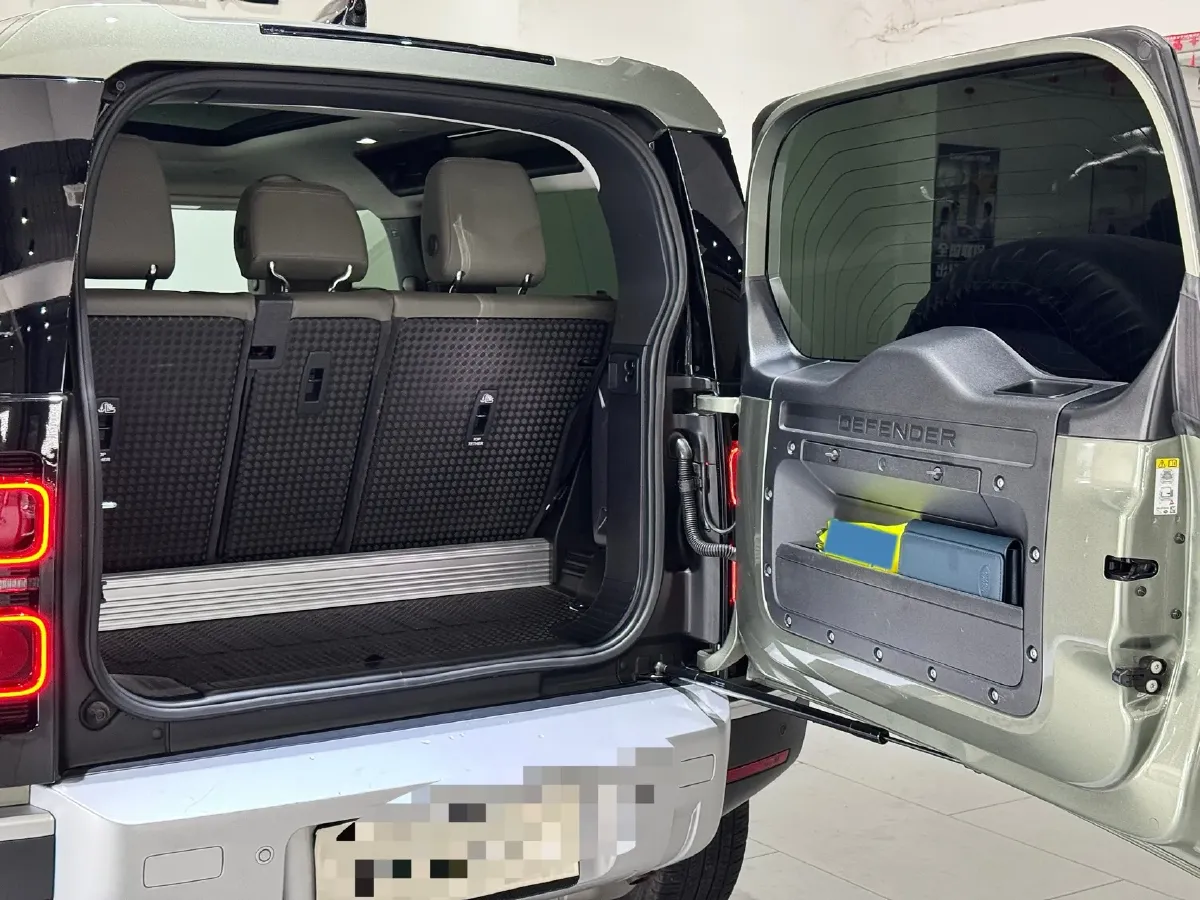 2022 Land Rover Defender 2.0T 300HP L4 8AT,autocango,china used car exporter,china ev exporter,chinese used car exporter,chinese used ev exporter