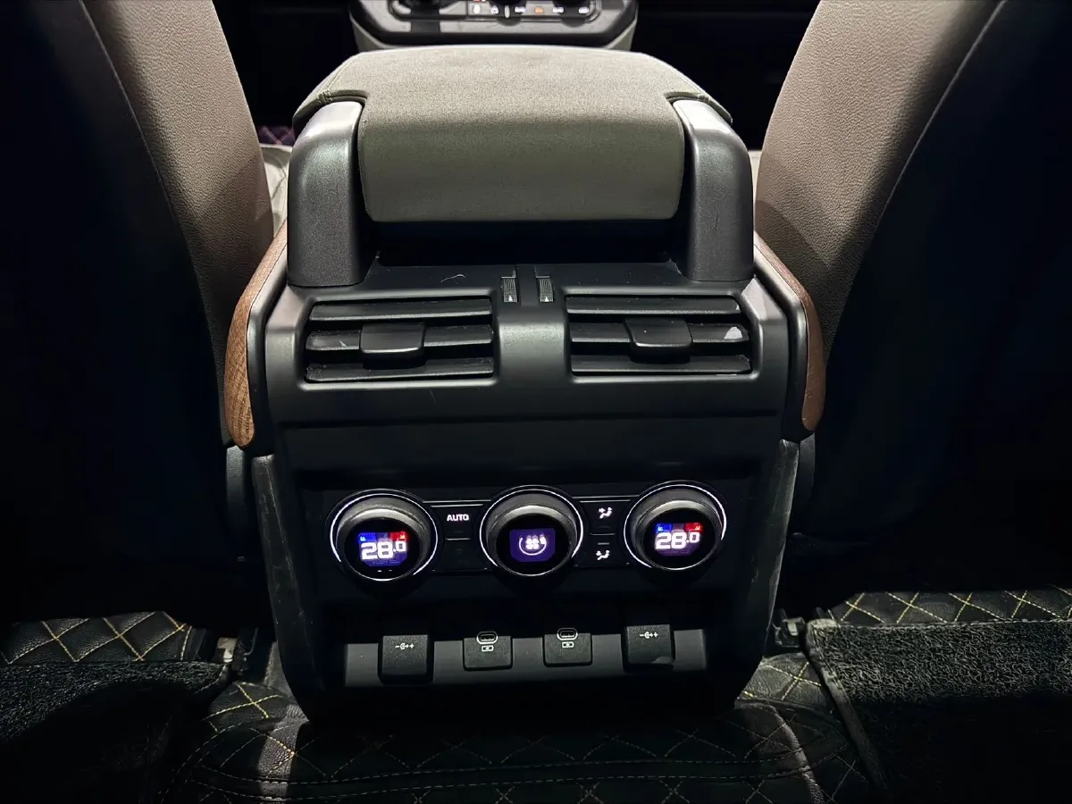 2022 Land Rover Defender 2.0T 300HP L4 8AT,autocango,china used car exporter,china ev exporter,chinese used car exporter,chinese used ev exporter