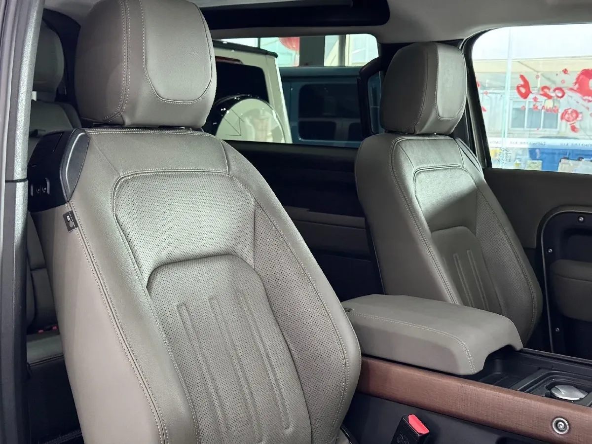 2022 Land Rover Defender 2.0T 300HP L4 8AT,autocango,china used car exporter,china ev exporter,chinese used car exporter,chinese used ev exporter