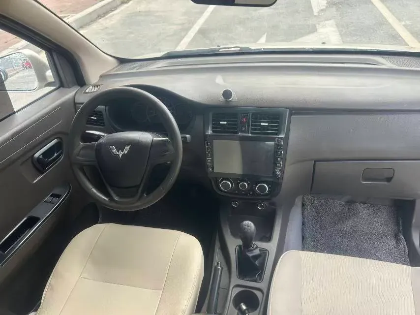 2018 WuLing RongGuang V 1.5L 112HP L4 5MT,autocango,china used car exporter,china ev exporter,chinese used car exporter,chinese used ev exporter