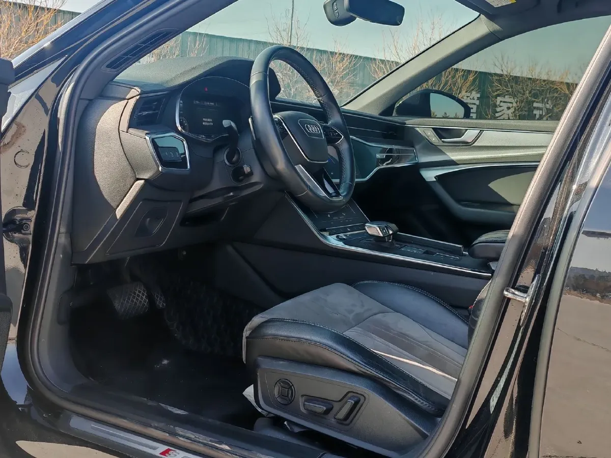 2022 Audi A6L 2.0T 190HP L4 7DCT,autocango,china used car exporter,china ev exporter,chinese used car exporter,chinese used ev exporter