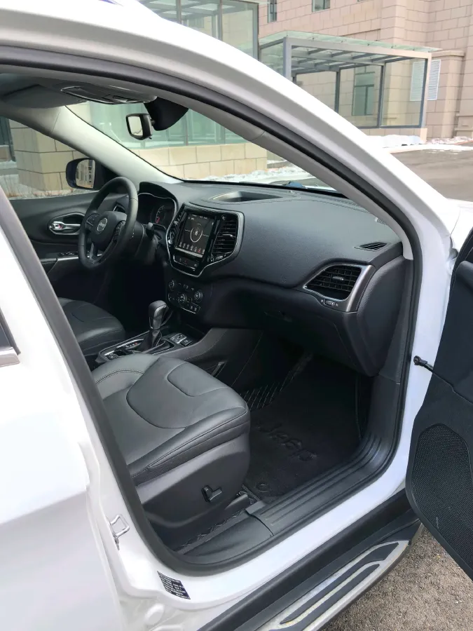 2019 Jeep Cherokee 2.0T 234HP L4 9AT,autocango,china used car exporter,china ev exporter,chinese used car exporter,chinese used ev exporter