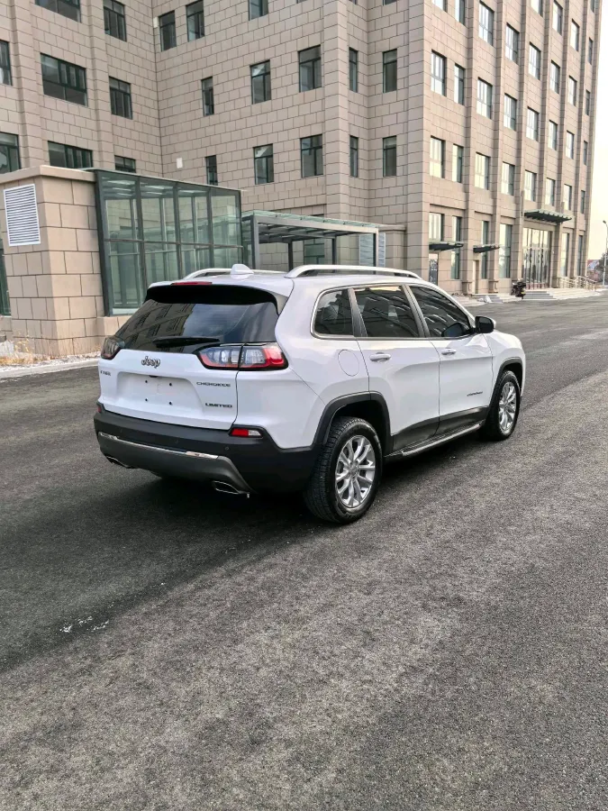 2019 Jeep Cherokee 2.0T 234HP L4 9AT,autocango,china used car exporter,china ev exporter,chinese used car exporter,chinese used ev exporter