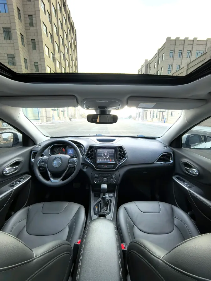 2019 Jeep Cherokee 2.0T 234HP L4 9AT,autocango,china used car exporter,china ev exporter,chinese used car exporter,chinese used ev exporter