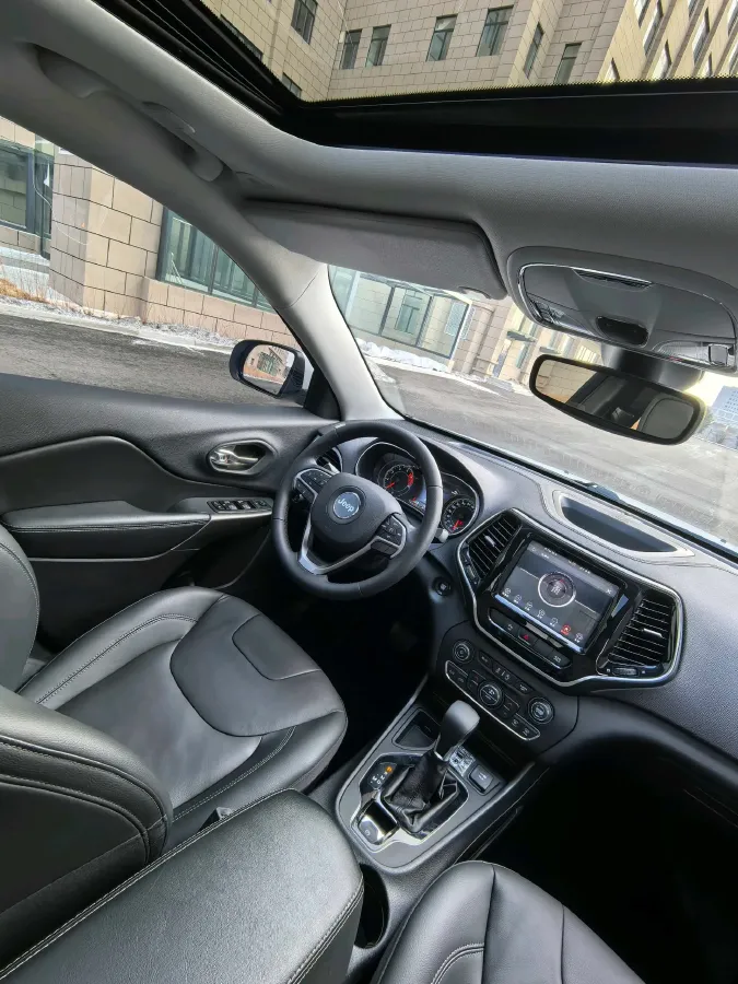 2019 Jeep Cherokee 2.0T 234HP L4 9AT,autocango,china used car exporter,china ev exporter,chinese used car exporter,chinese used ev exporter