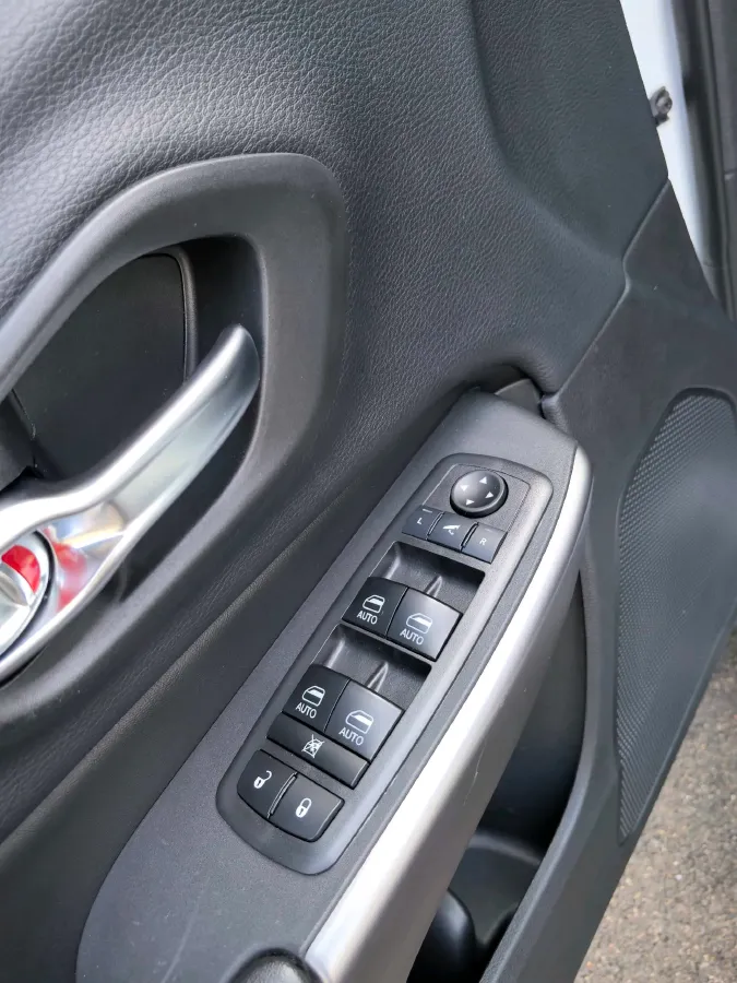 2019 Jeep Cherokee 2.0T 234HP L4 9AT,autocango,china used car exporter,china ev exporter,chinese used car exporter,chinese used ev exporter