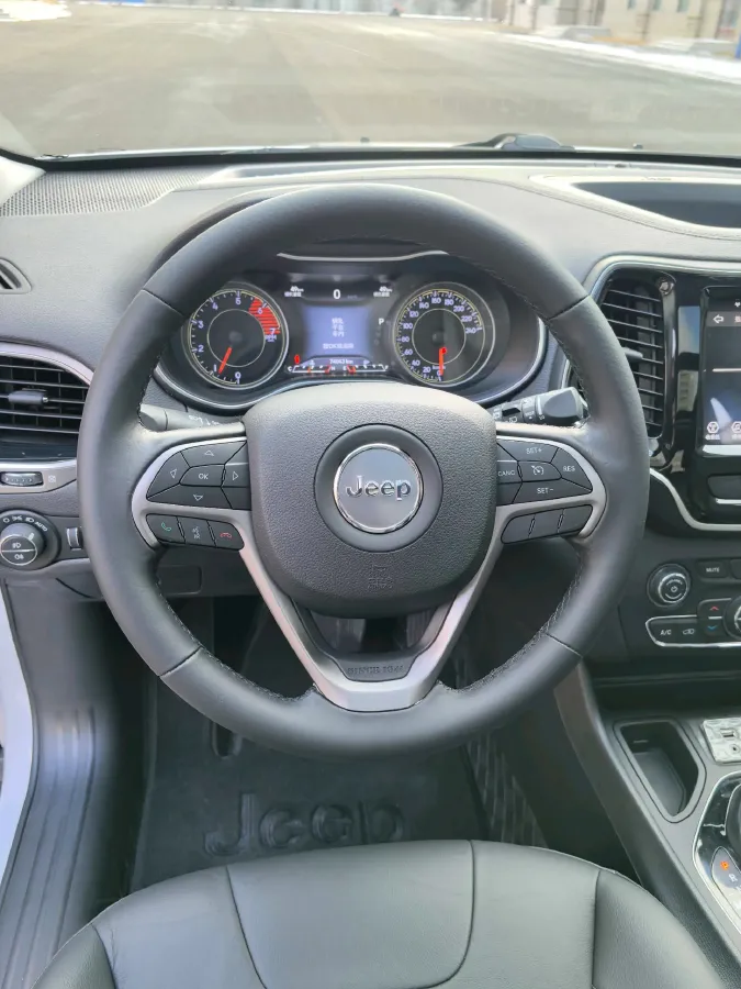 2019 Jeep Cherokee 2.0T 234HP L4 9AT,autocango,china used car exporter,china ev exporter,chinese used car exporter,chinese used ev exporter